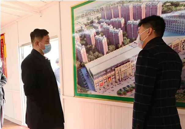 区长王殿丰为防控疫情爱心企业送锦旗